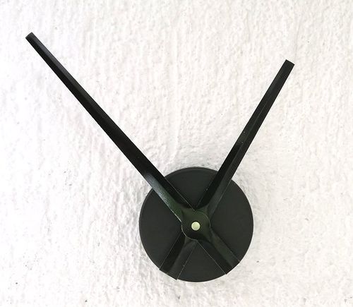 18 cm Zeiger mit Uhrwerk und Wandbefestigung in schwarz